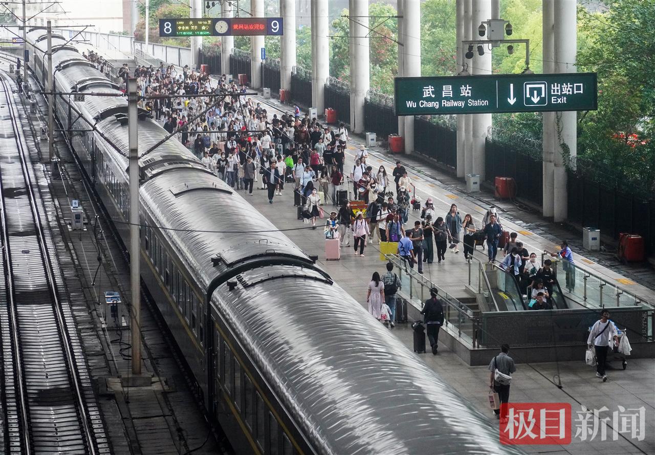 铁路部门保障端午假期旅客平安有序返程