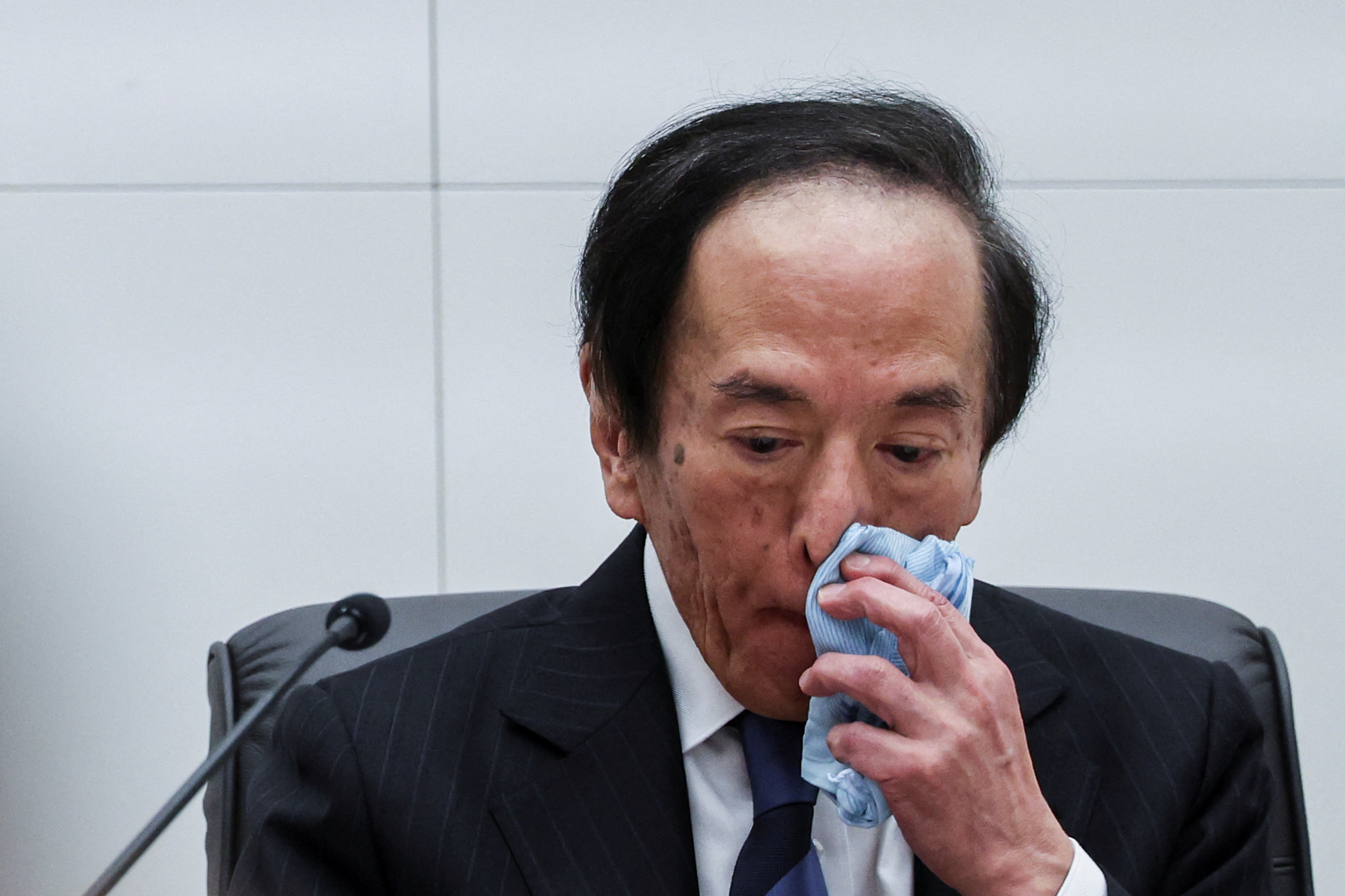 日本央行决定维持利率不变