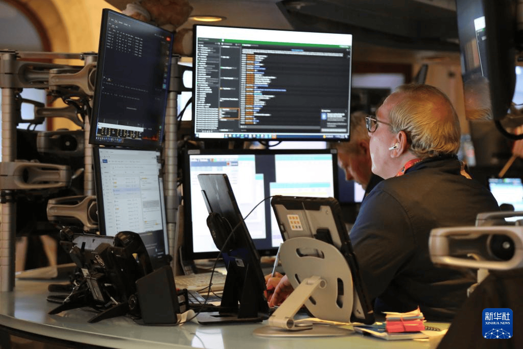 纽约股市三大股指18日涨跌不一