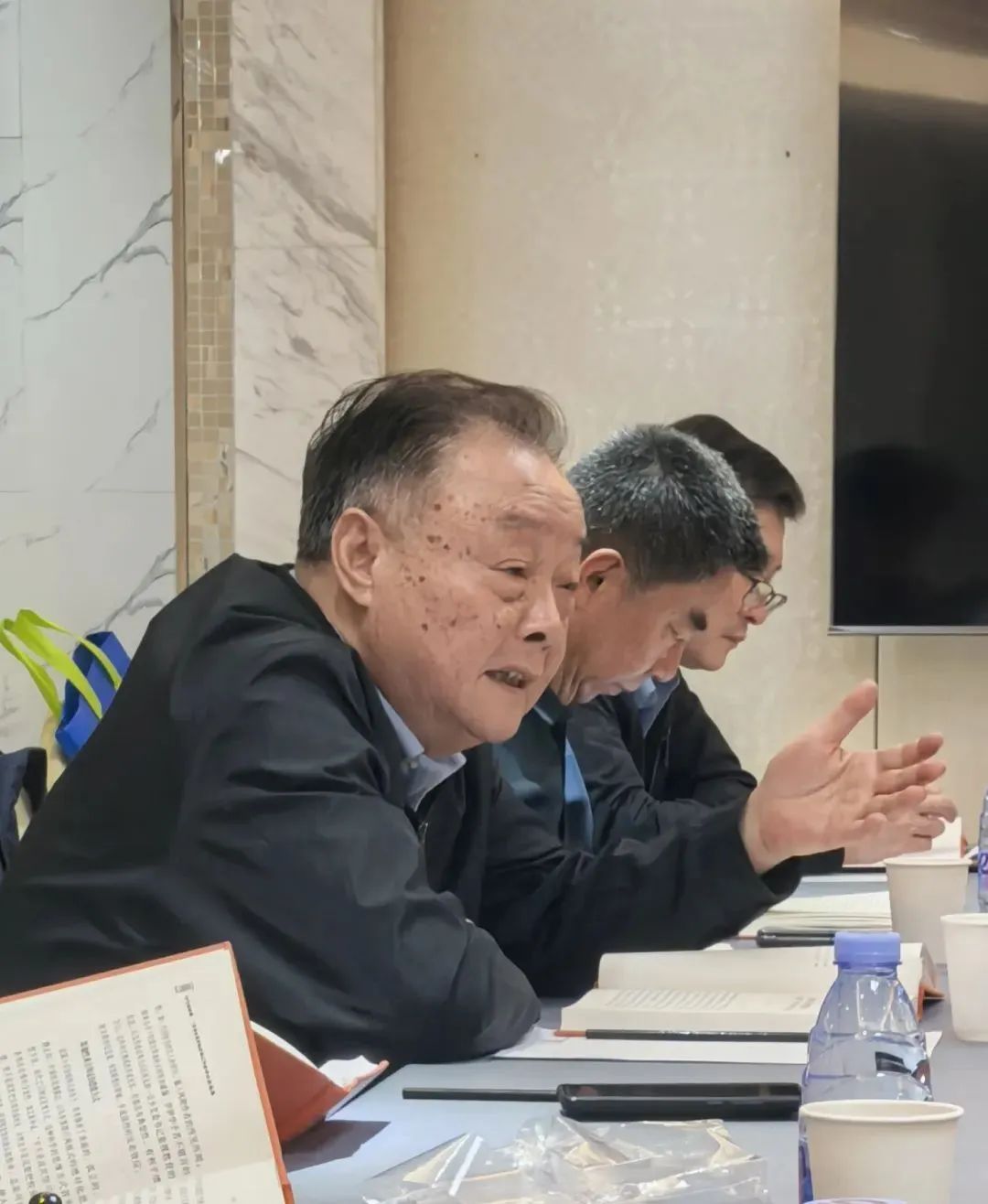 新华社评论员：党的自我革命这根弦必须绷得更紧