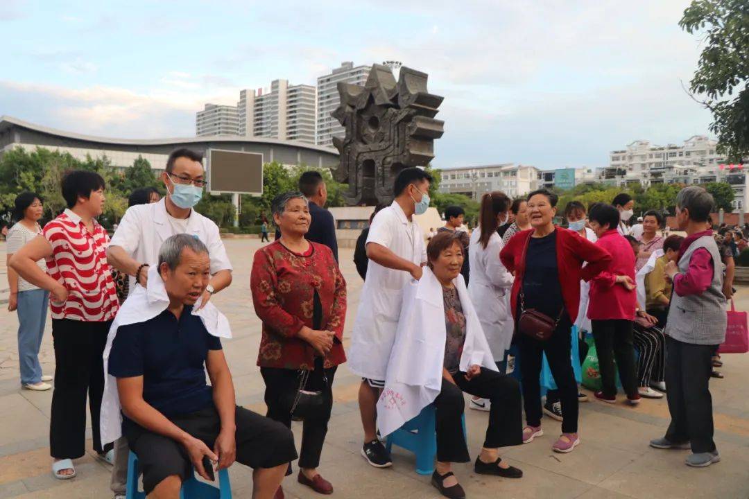 经济政策一线微观察丨“烟火气”邂逅“草药香”——中医药夜市丰富暑期文旅市场