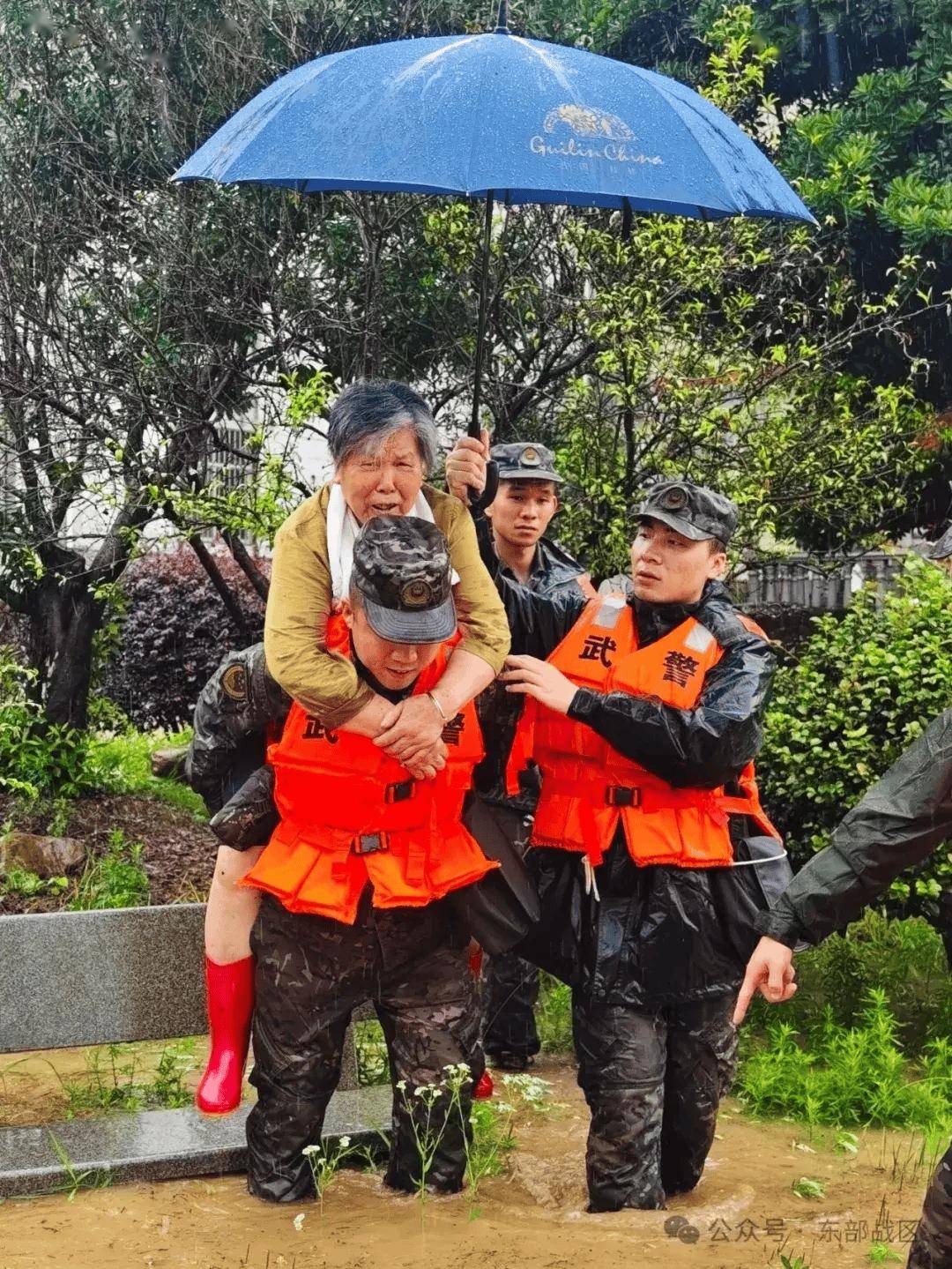 解放军和武警部队官兵、民兵迅速投入防汛抢险救灾