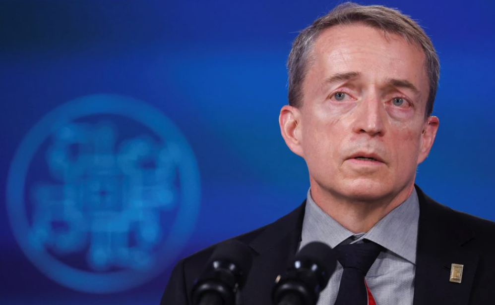 美媒：特朗普政府考虑收购英特尔10%股份