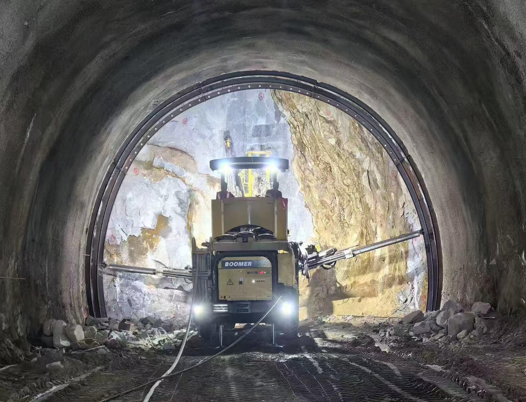 西气东输二三线果子沟管道工程首条隧道贯通