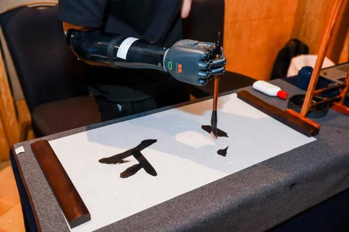 强脑科技合伙人何熙昱锦:以非侵入式脑机接口开启生命更多可能性