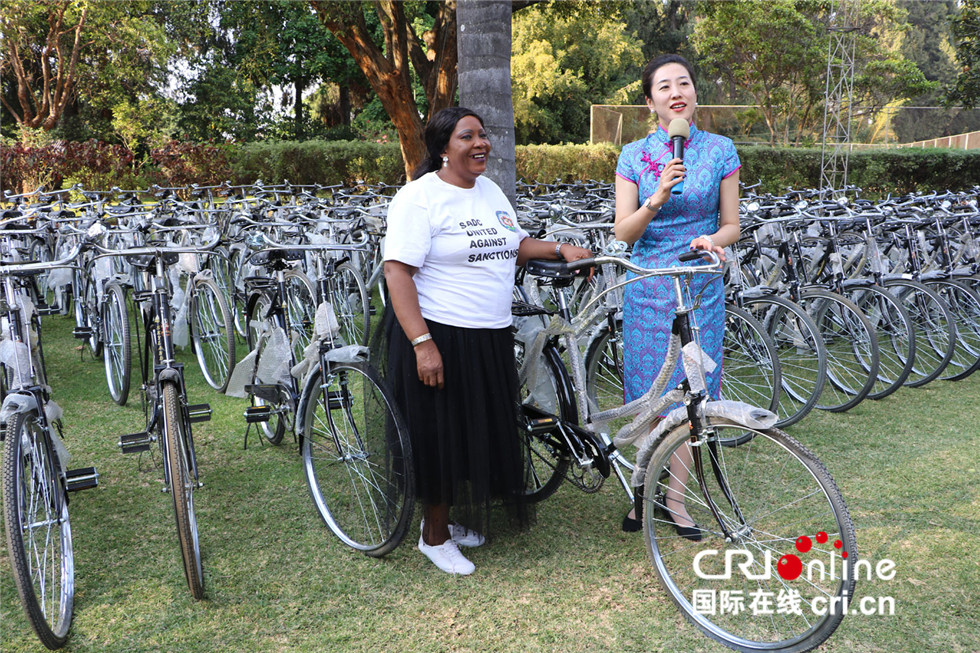 习近平会见津巴布韦总统姆南加古瓦