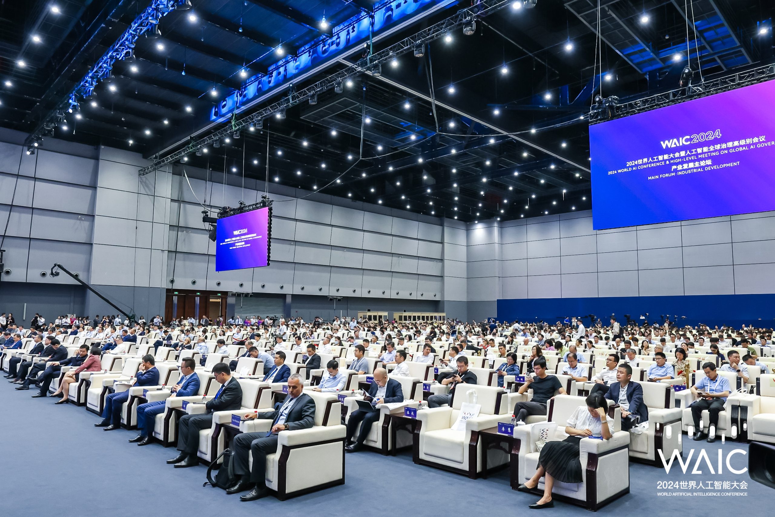 李强出席全球发展倡议高级别会议