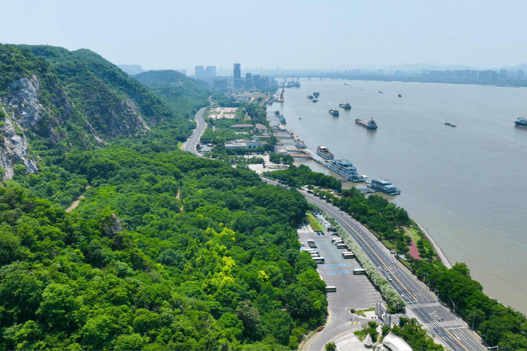 碧水新颜启迪江河之治——智库报告解析新时代长江治理