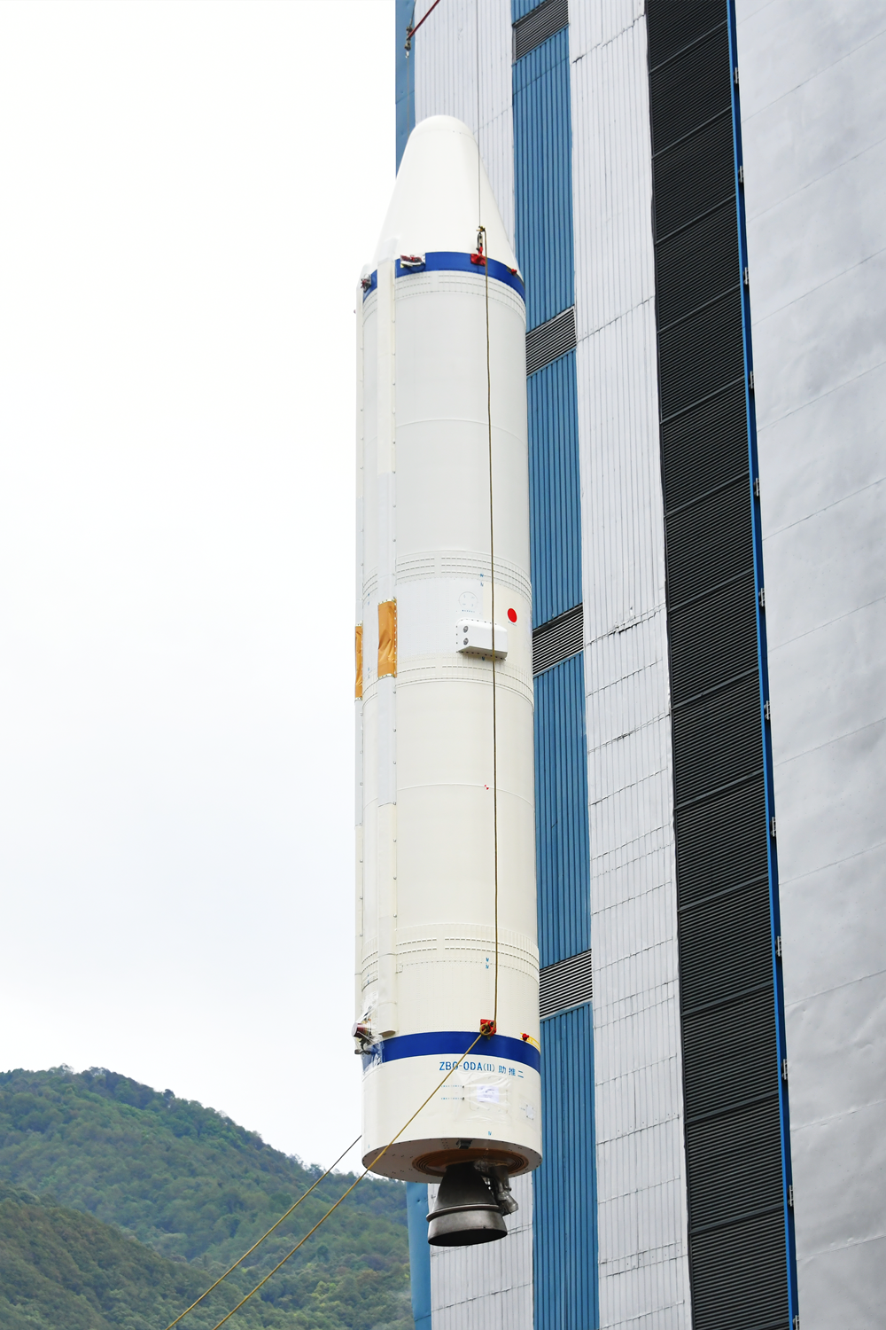 新华社权威快报丨天问二号探测器与地球合影发布