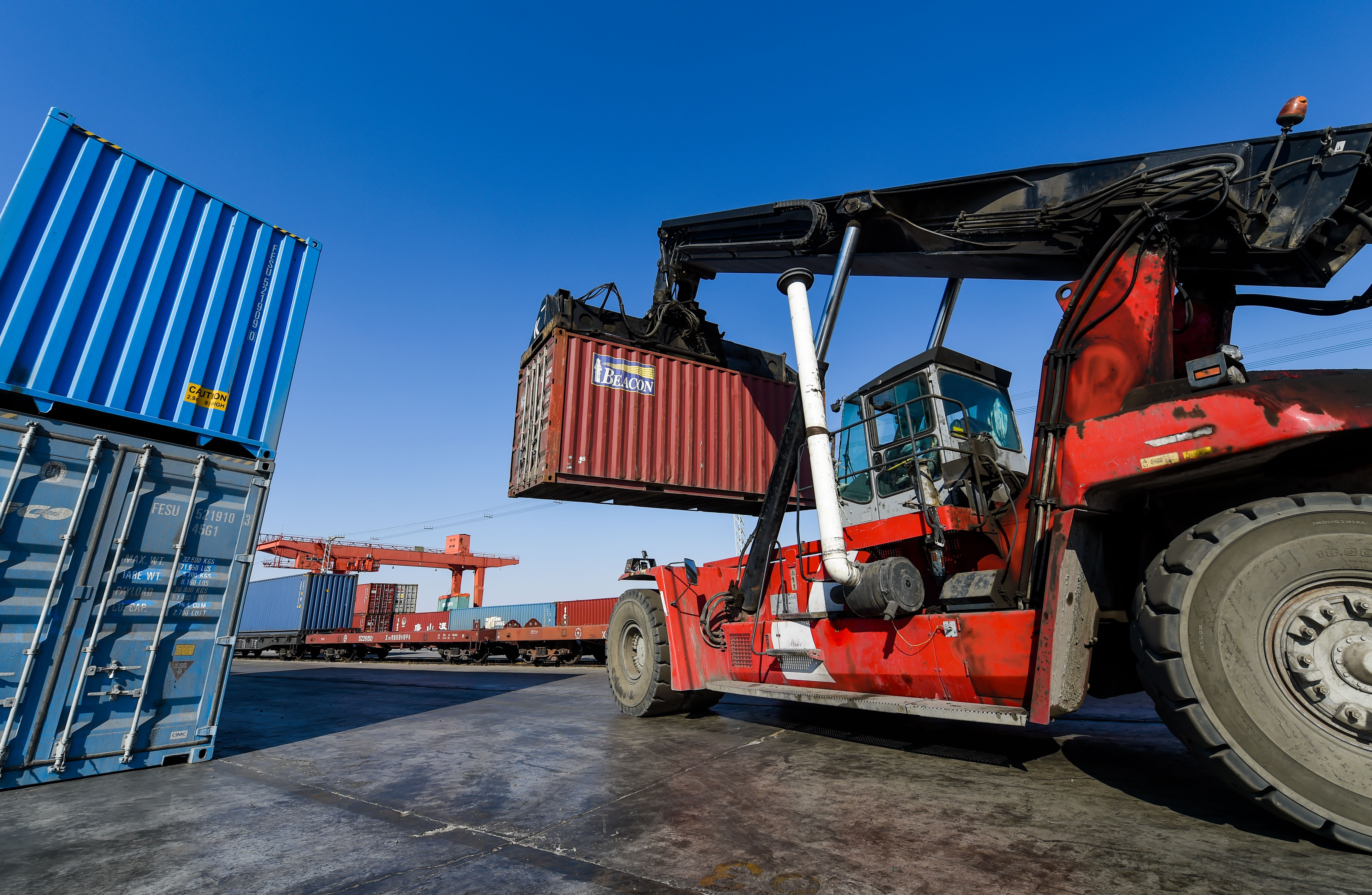 新华社快讯:全国城乡低保平均标准较2020年分别增长19.6%和21.3%