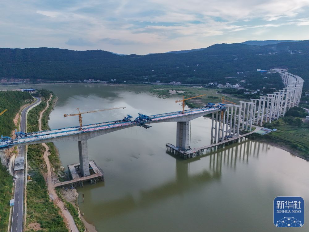 京昆高速广绵扩容工程绵阳段完成架梁
