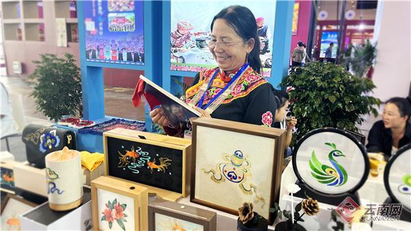 从深山到T台 楚雄彝绣如何“绣”出亿元产业