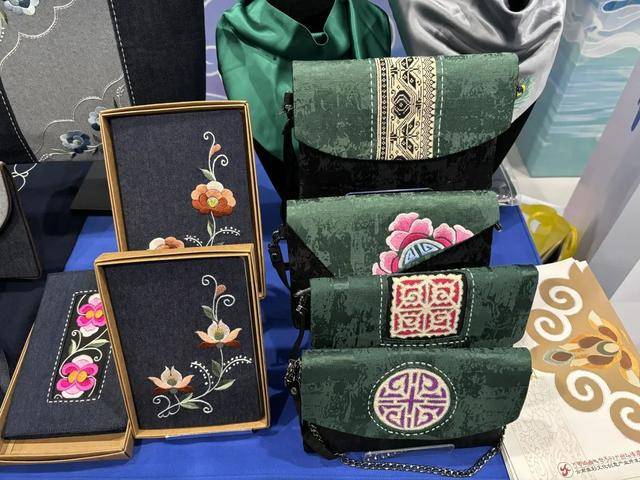 从深山到T台 楚雄彝绣如何“绣”出亿元产业