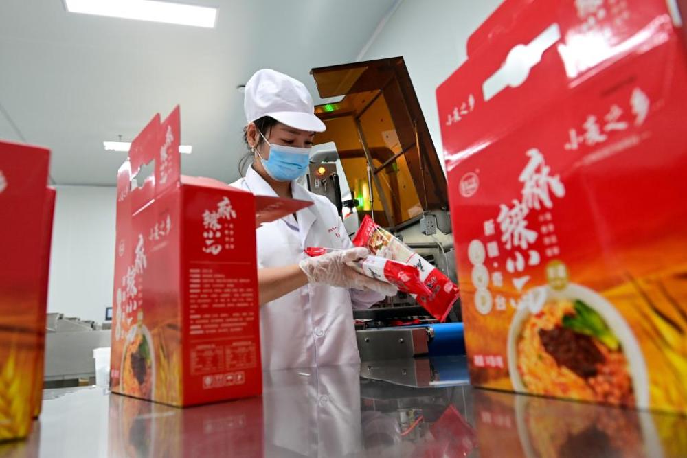 新华社经济随笔·四中全会精神在基层丨多地商场冷落,“华南第一商圈”为何人流熙攘?