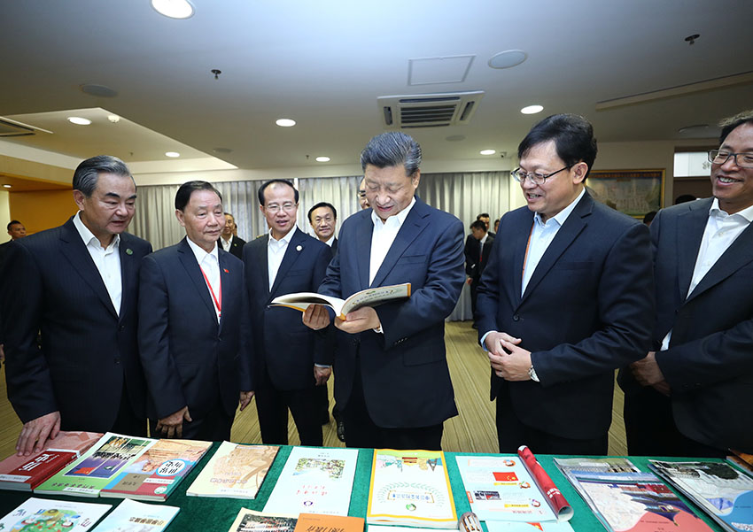 习近平会见泰国国王哇集拉隆功