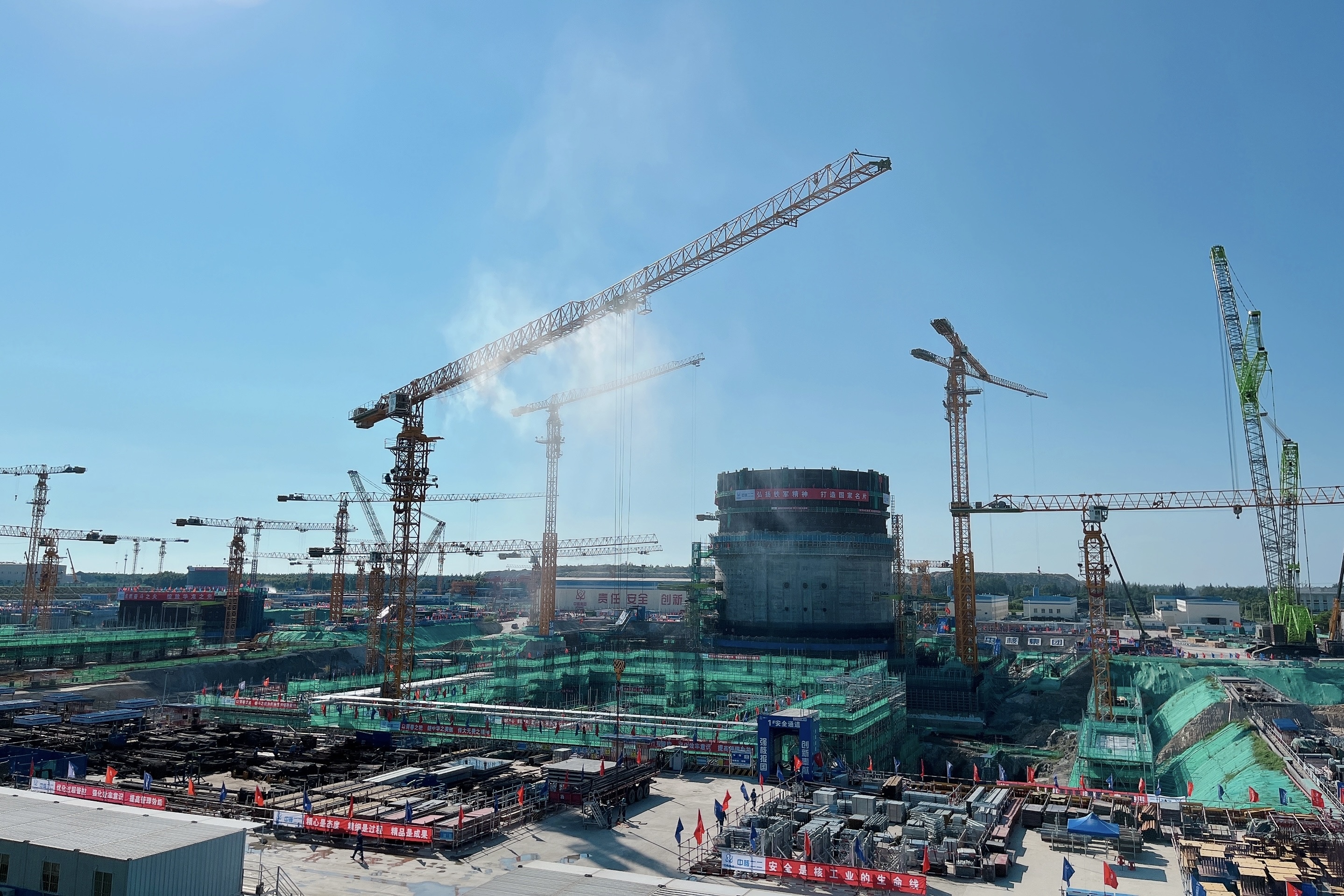 我国首个配置冷却塔的“华龙一号”核电机组全面启动建设