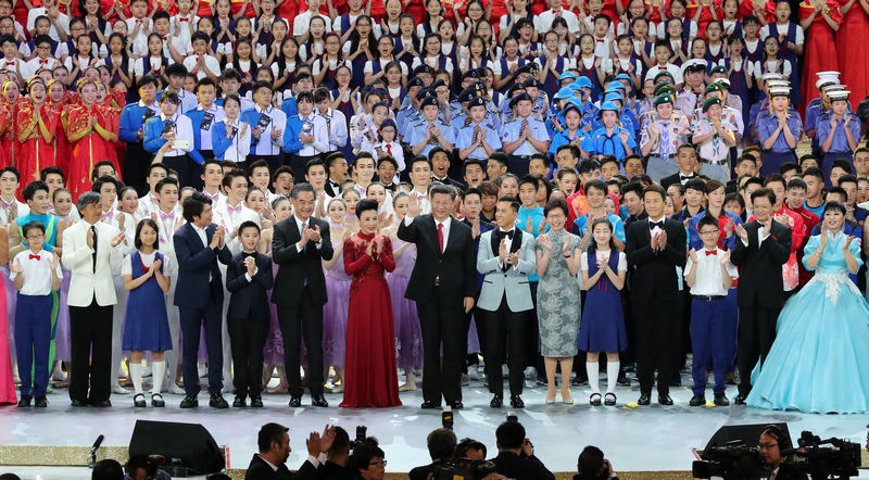 习近平向香港新界大埔区住宅楼重大火灾事故遇难人员和殉职的消防员表示哀悼 对遇难者家属和受灾人员表示慰问 要求全力以赴扑灭火灾 努力把火灾伤亡损失降到最低