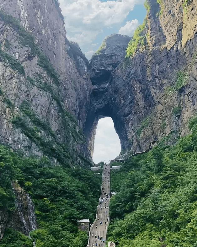 湖南广电与张家界市达成战略合作 大庸古城预计明年7月开园