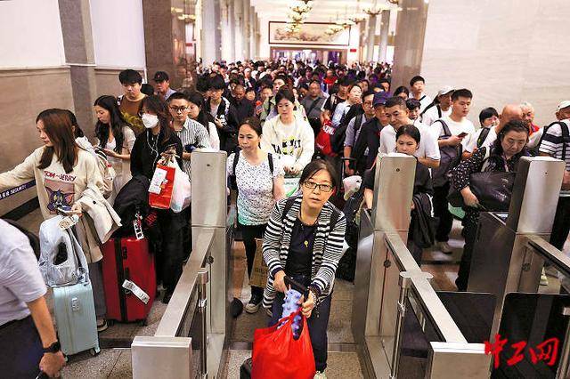 今年前11月全国铁路发送旅客42.8亿人次