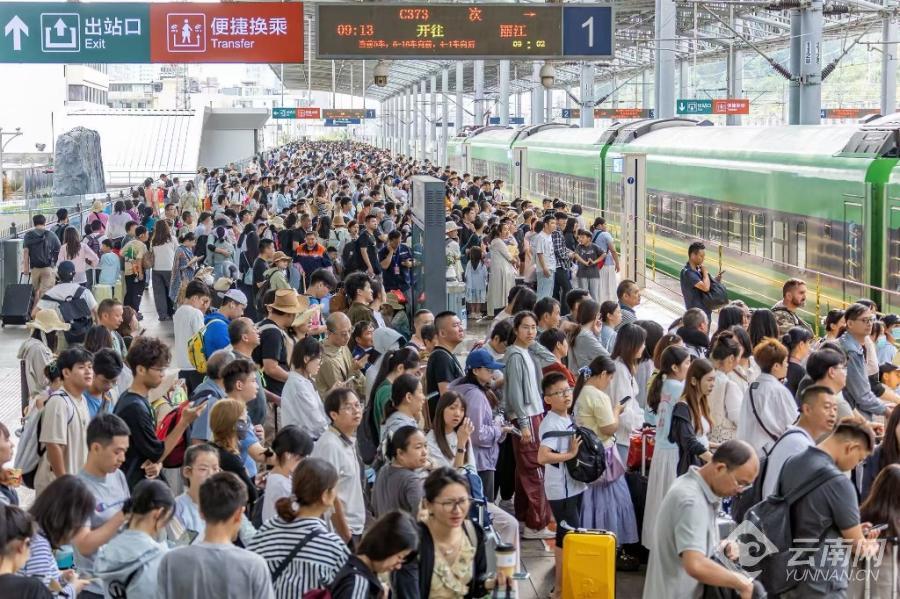 今年前11月全国铁路发送旅客42.8亿人次