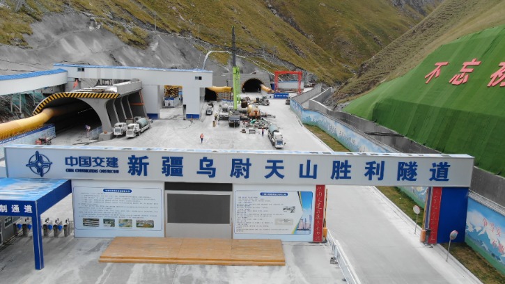 新华社权威快报丨穿越天山！世界最长高速公路隧道通车