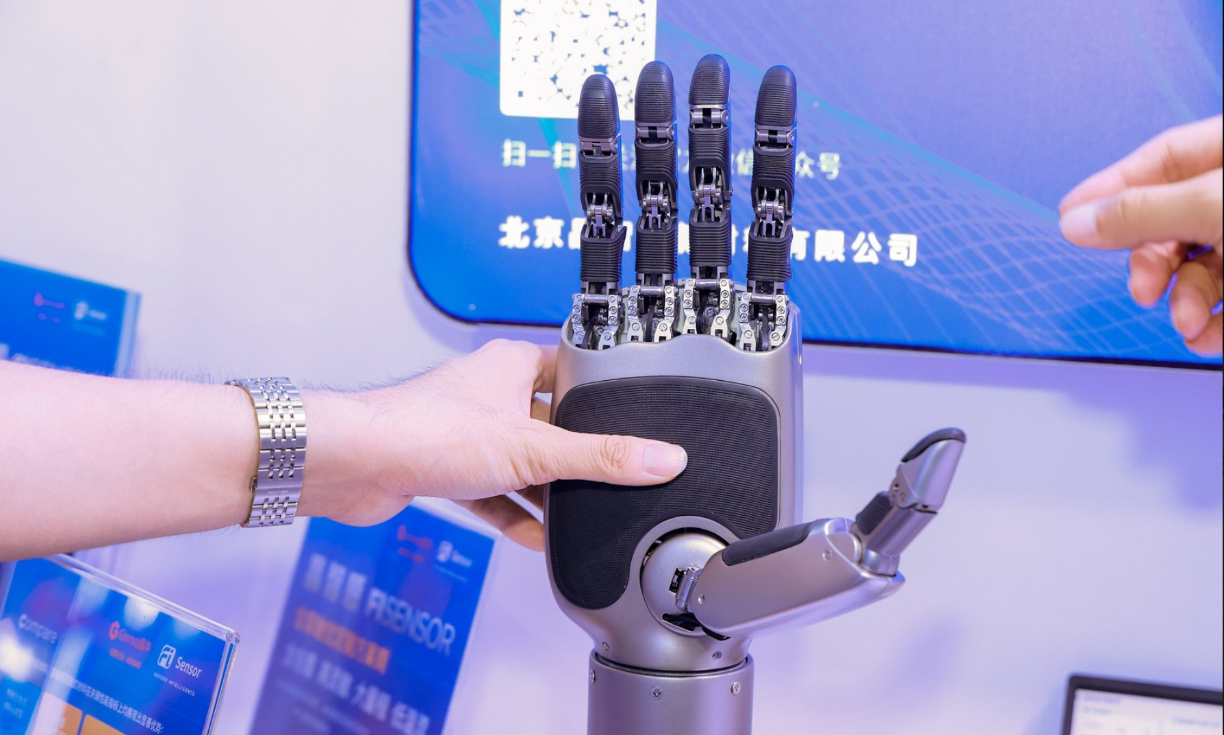 征和工业全球首创链式灵巧手发布 引领具身智能核心部件突围