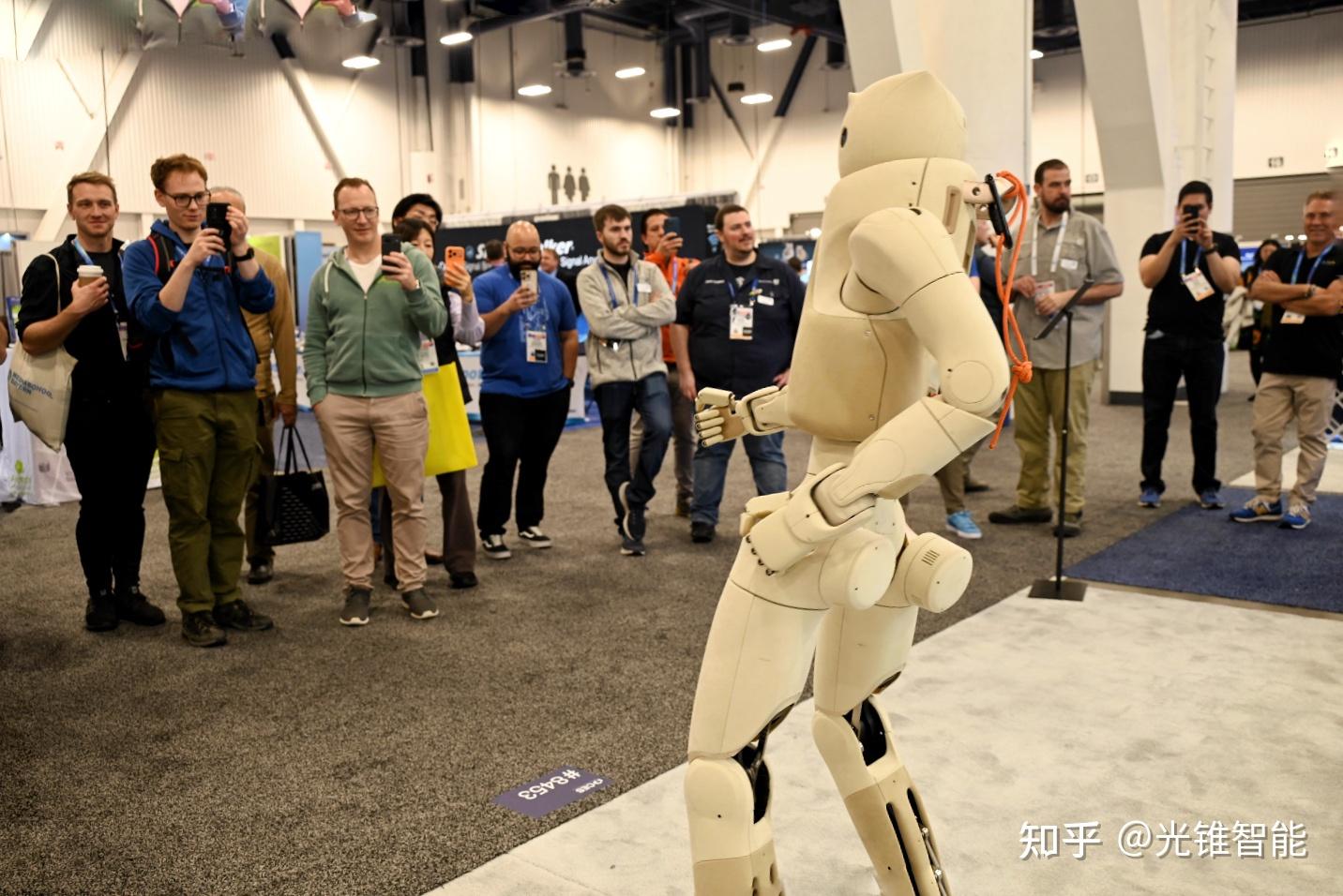 星动纪元携人形机器人产品矩阵亮相CES