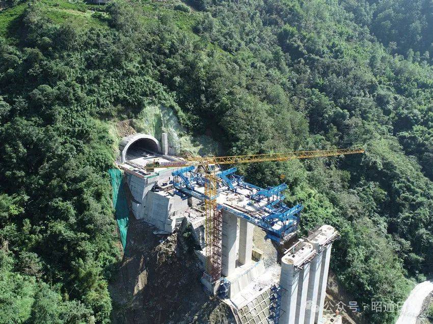 渝昆高铁控制性工程华山松隧道贯通