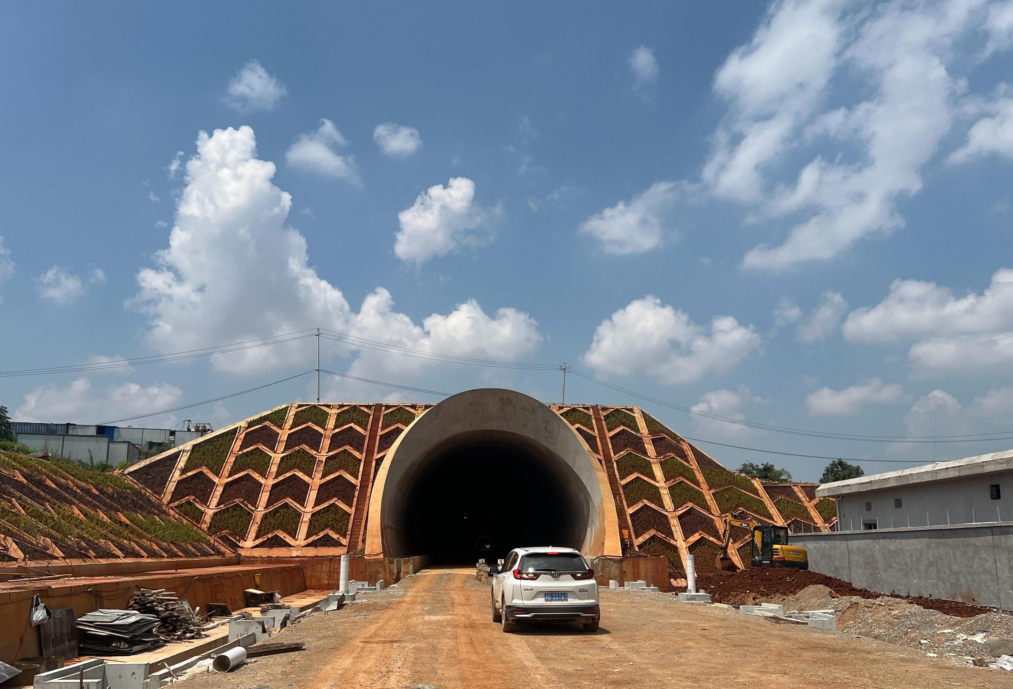 渝昆高铁控制性工程华山松隧道贯通