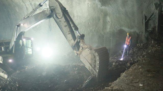 渝昆高铁控制性工程华山松隧道贯通