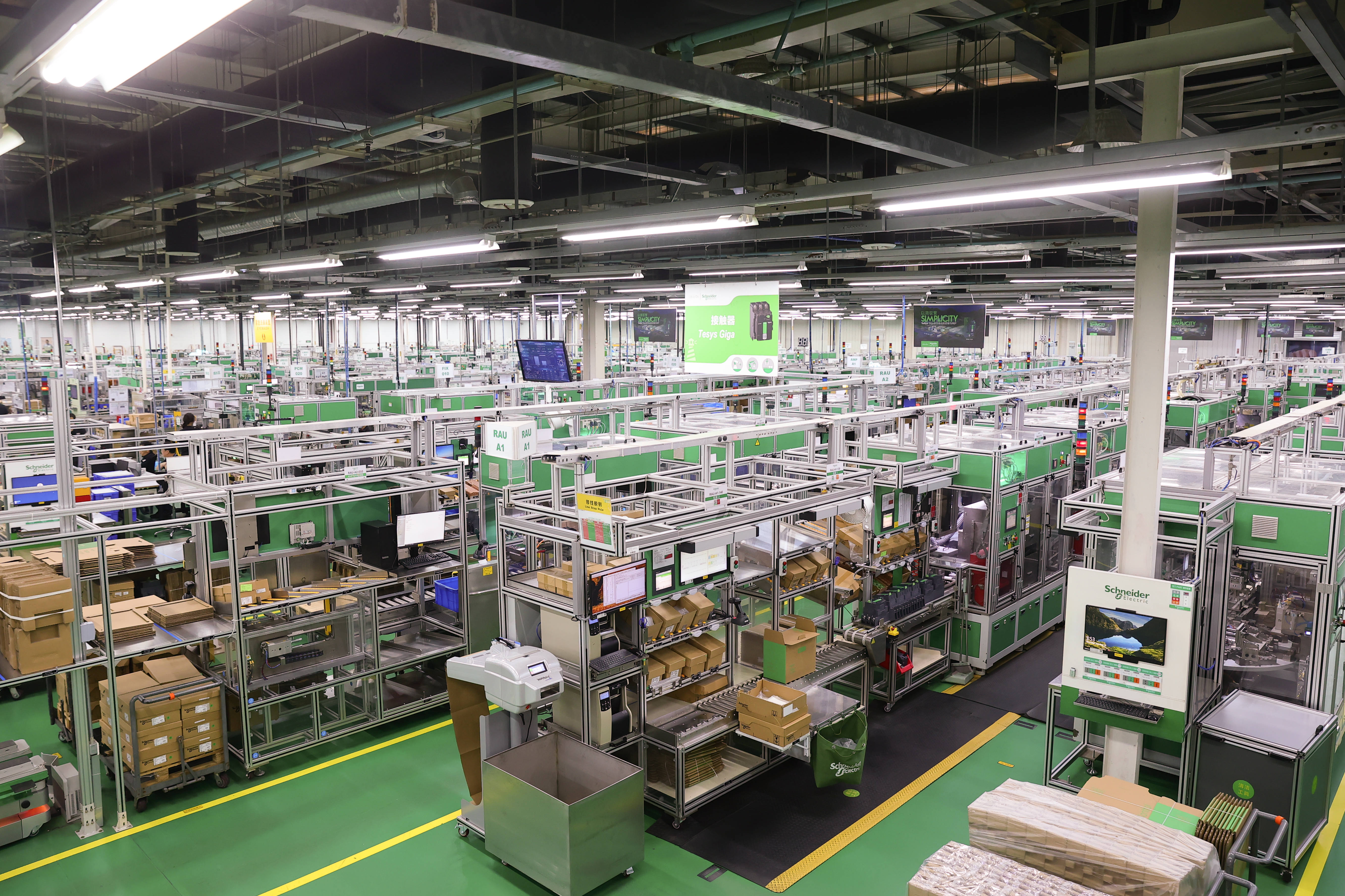 新华鲜报丨创新高、九连涨!2025年中国外贸答卷亮点纷呈