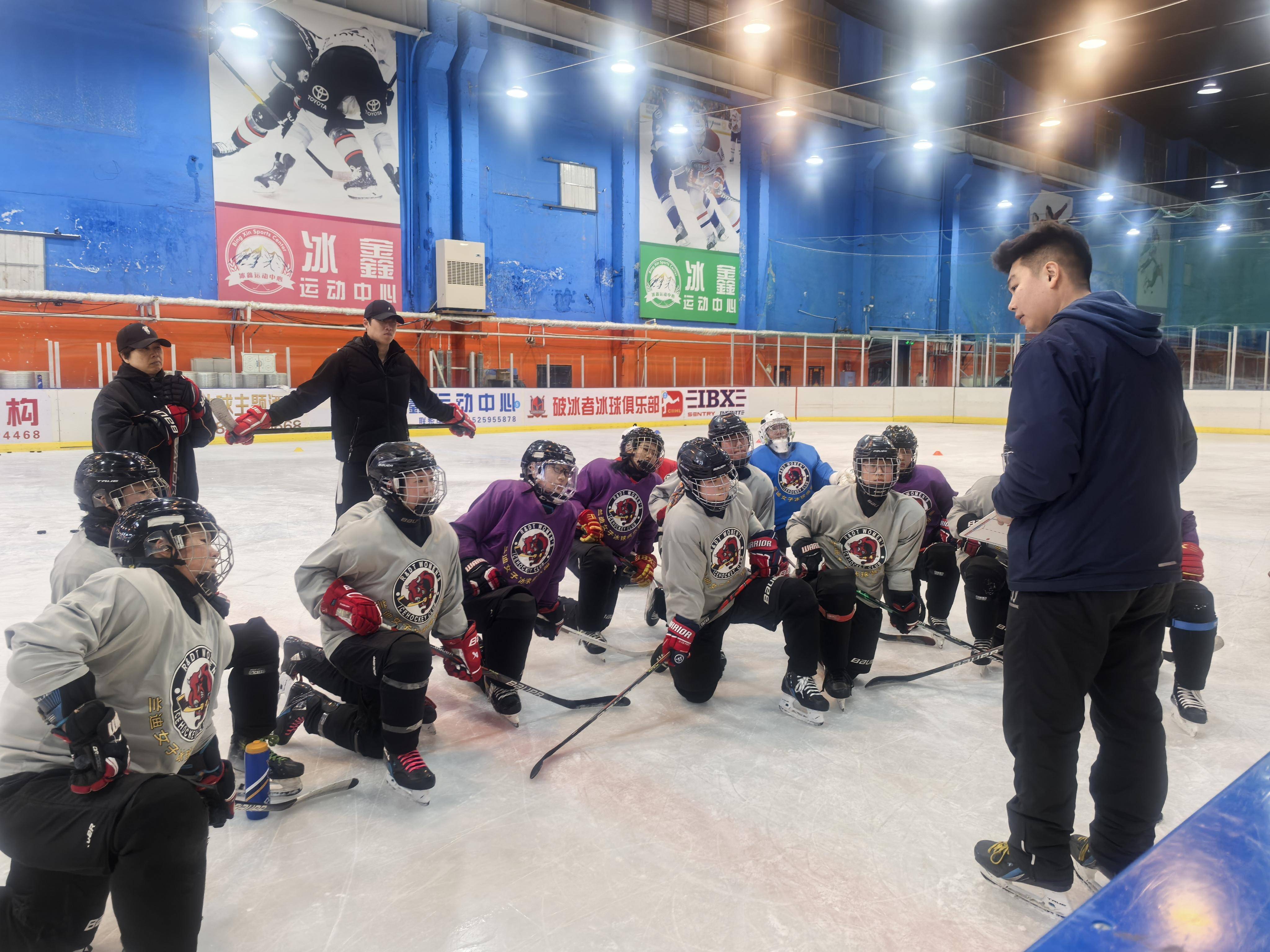 冰雪运动点燃冬日激情——黑龙江首届“冰超”赛事正酣