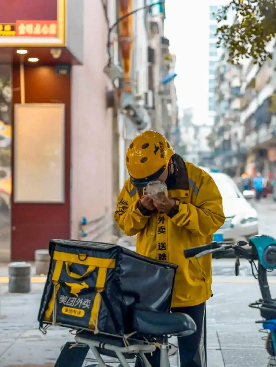 “外卖在变，人情味没变”——骑手与城市的“互暖”新春