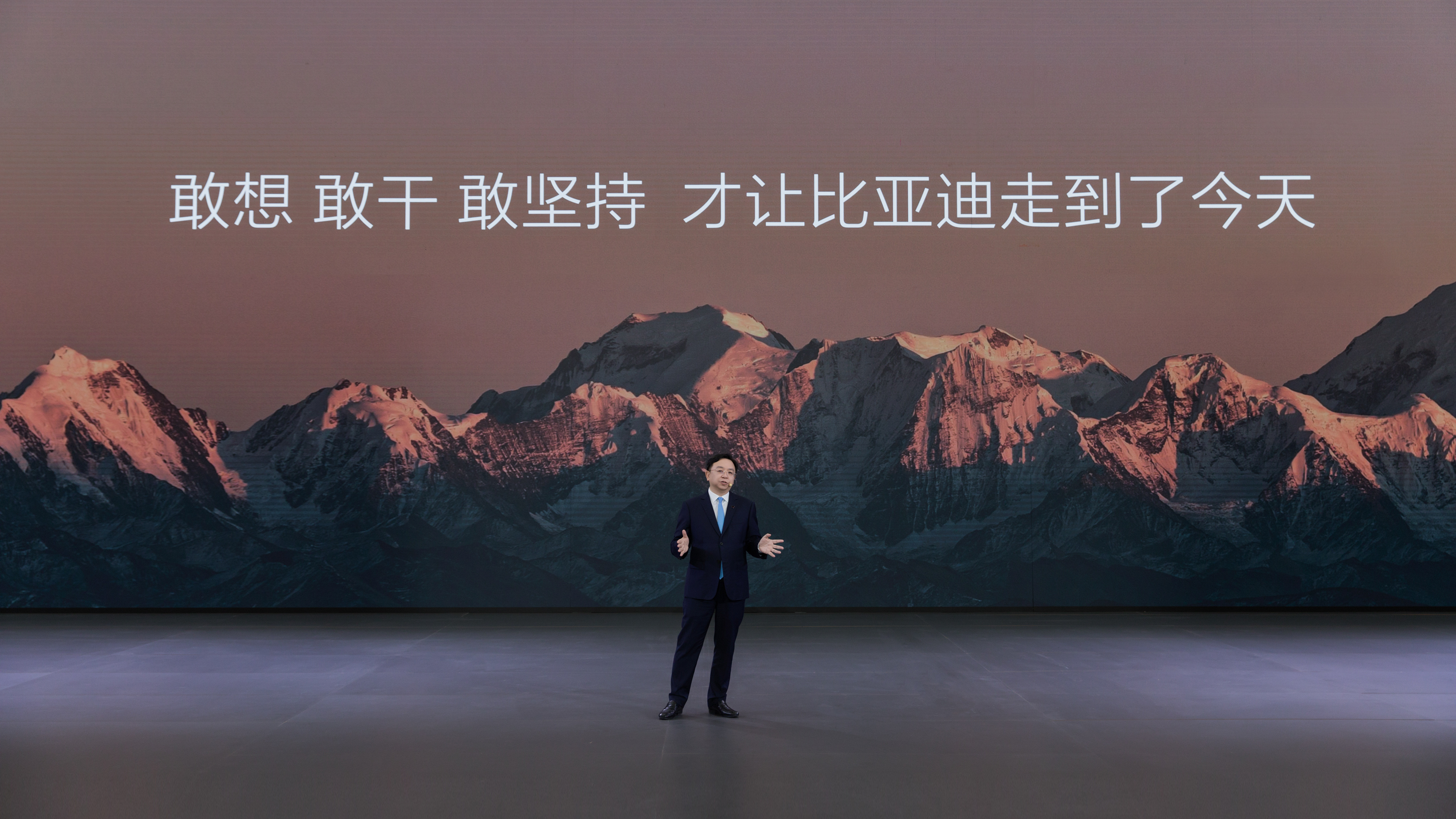 比亚迪发布第二代刀片电池及闪充技术 计划到2026年底建成2万座闪充站