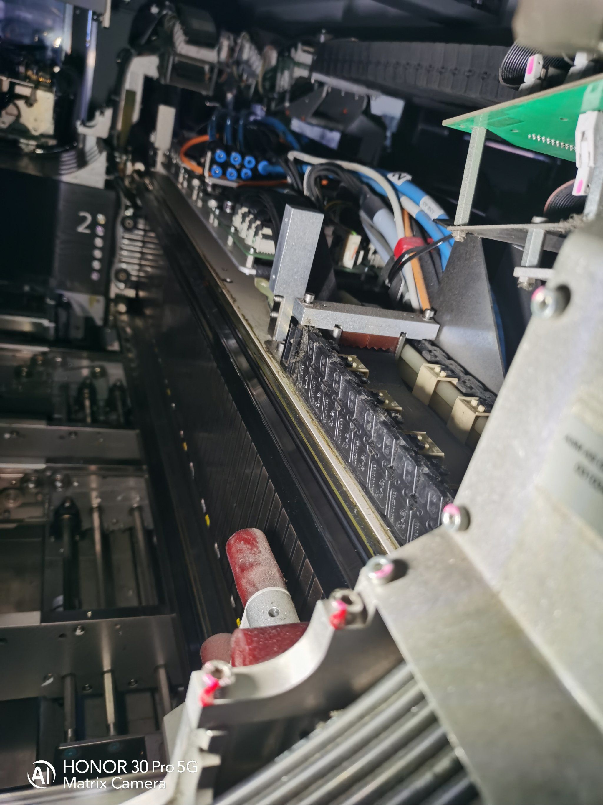 两会现场速递丨新面孔来了！机器人在工厂“实习”