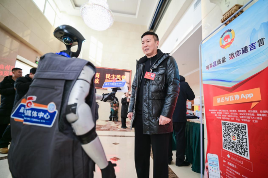 两会现场速递丨新面孔来了!机器人在工厂“实习”