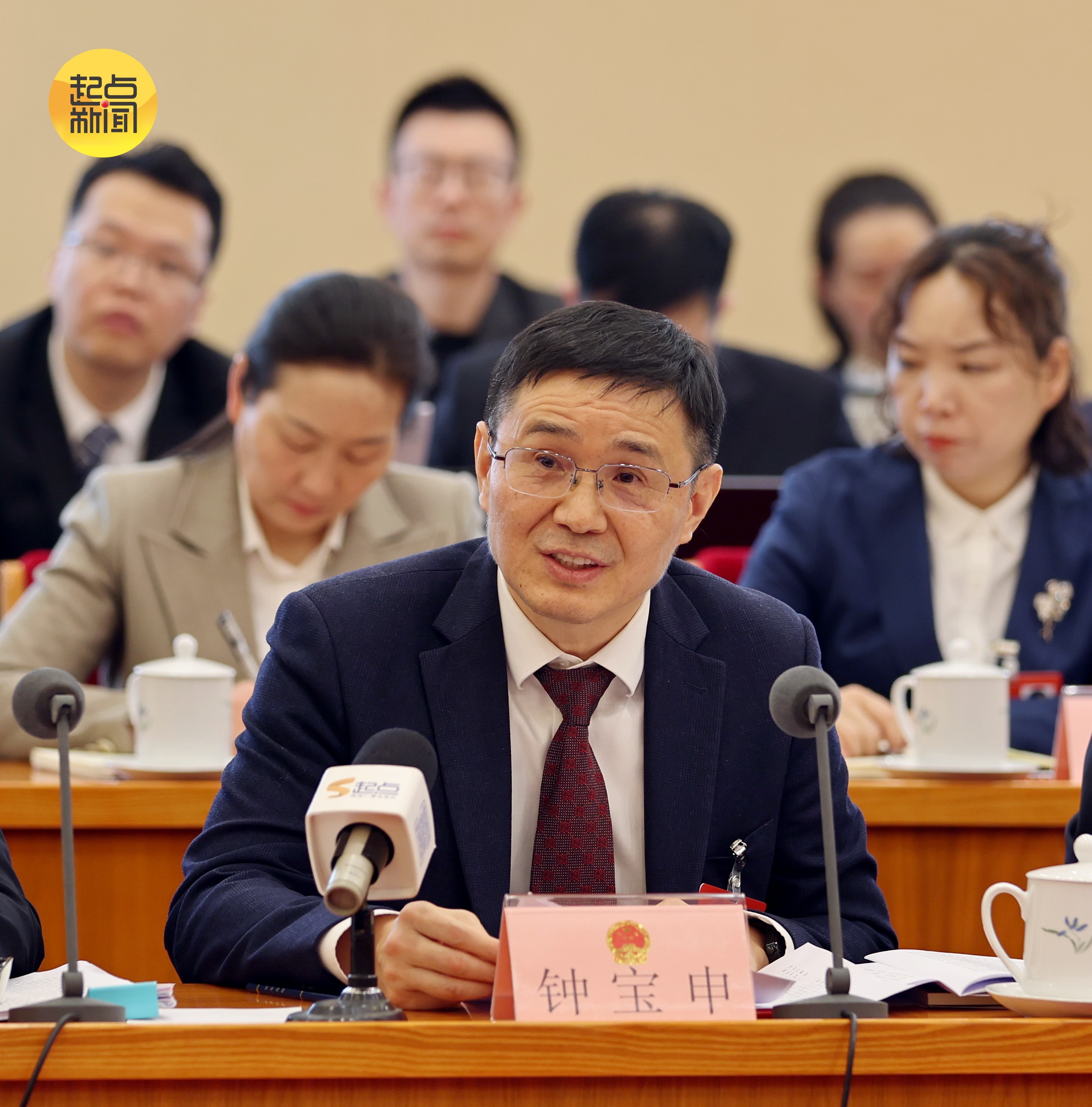 两会现场声丨听，“委员通道”上的奋进信心